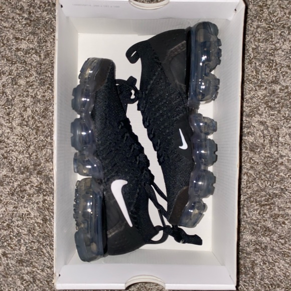 Women’s Nike Air Vapormax Flyknit 2 Black White - Picture 1 of 5